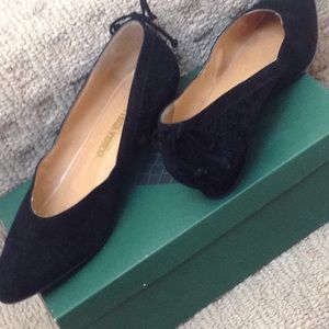 Black suede Bottega Veneta low heal pumps.